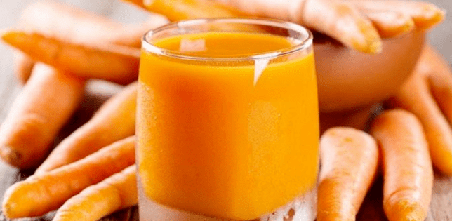 Jus de carotte dans un verre
